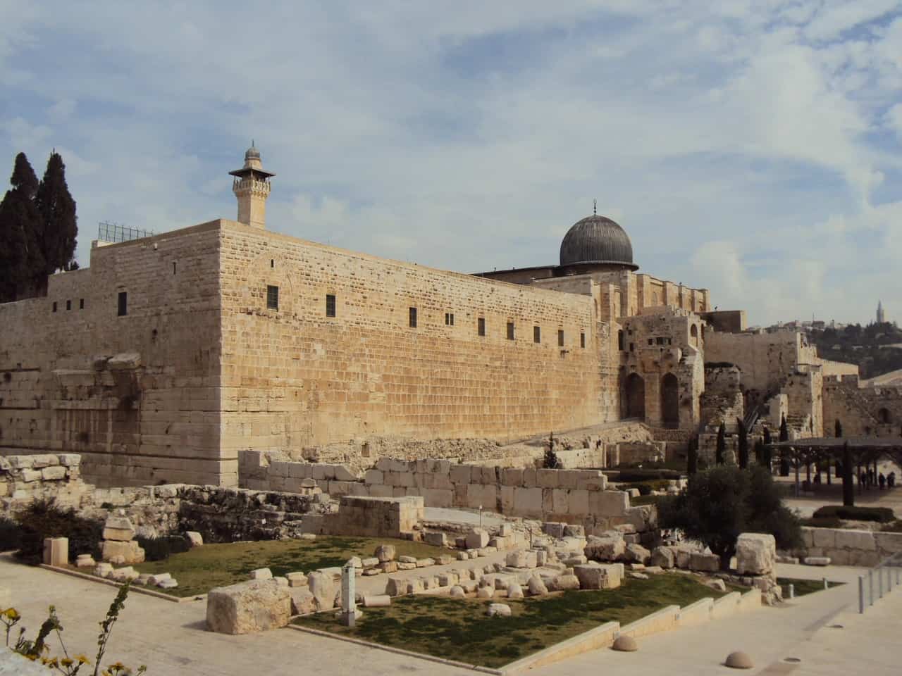 סיירת ביצועים בונים דירות והוסטלים במרכז ירושלים