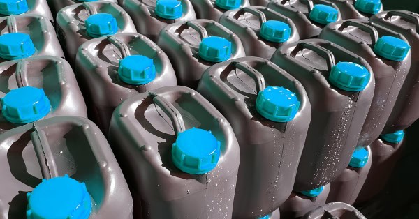 פתרונות אחסון ניידים לנוזלים – מה מתאים לשטח ומה לבית?
