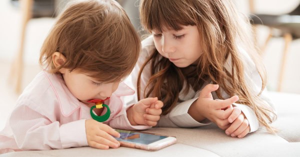 מהו טלפון מושגח והאם הוא בטוח לשימוש בקרב ילדים ונוער?